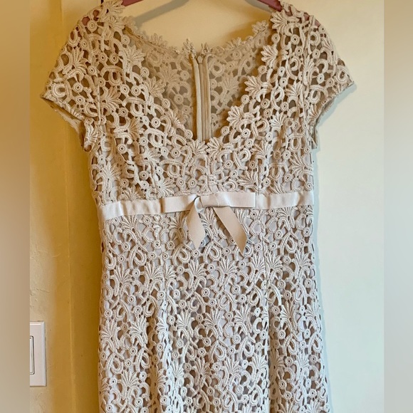 CHETTA B LACE DRESS size 4 - Picture 1 of 9